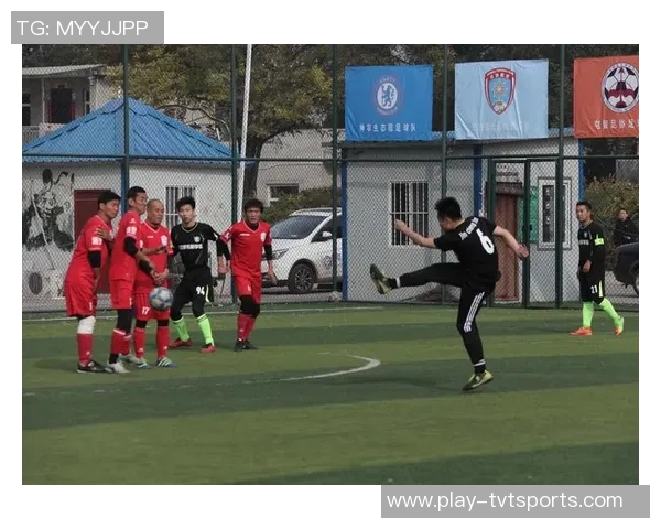 小法足球的魅力与技术解析如何在场上展现个人风采与团队配合