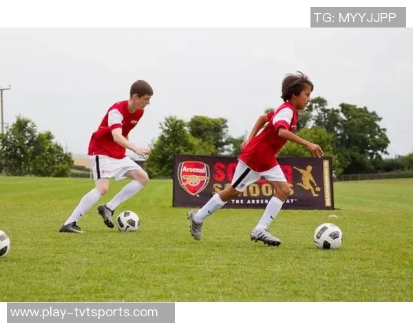 足球运动在促进身体健康增强团队合作精神和提升社交能力方面的重要作用探讨